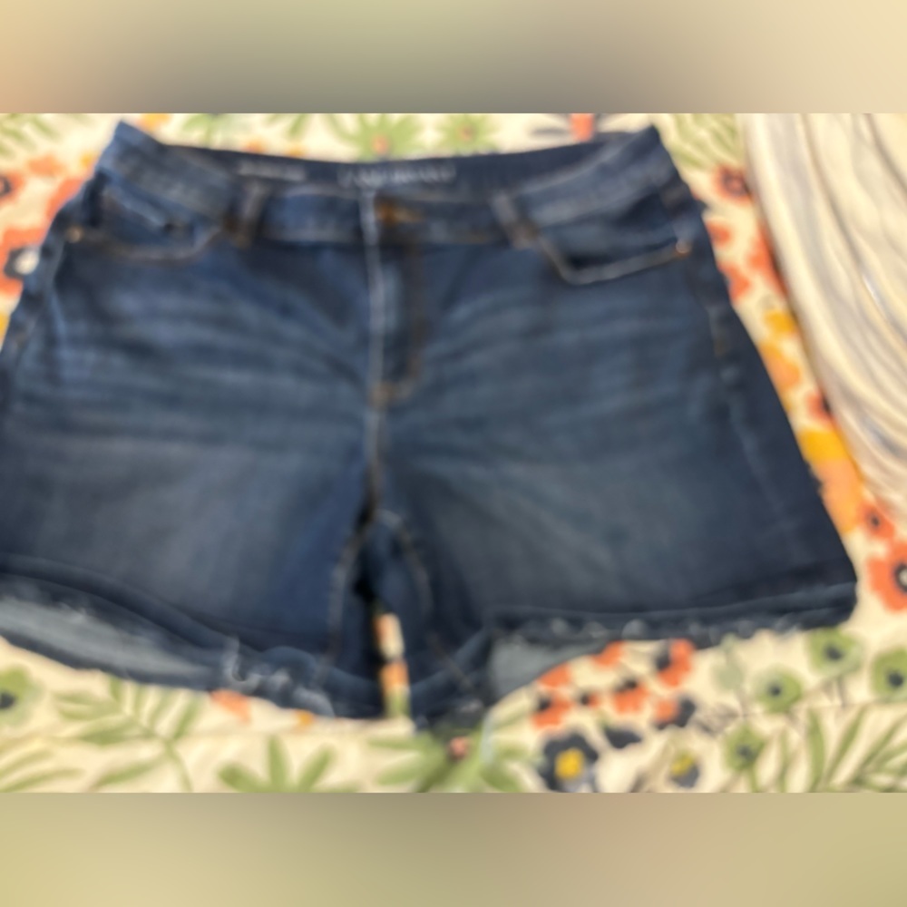 LANE BRYANT Mid-Rise Essential Stretch Girlfriends Short Plus Size 18